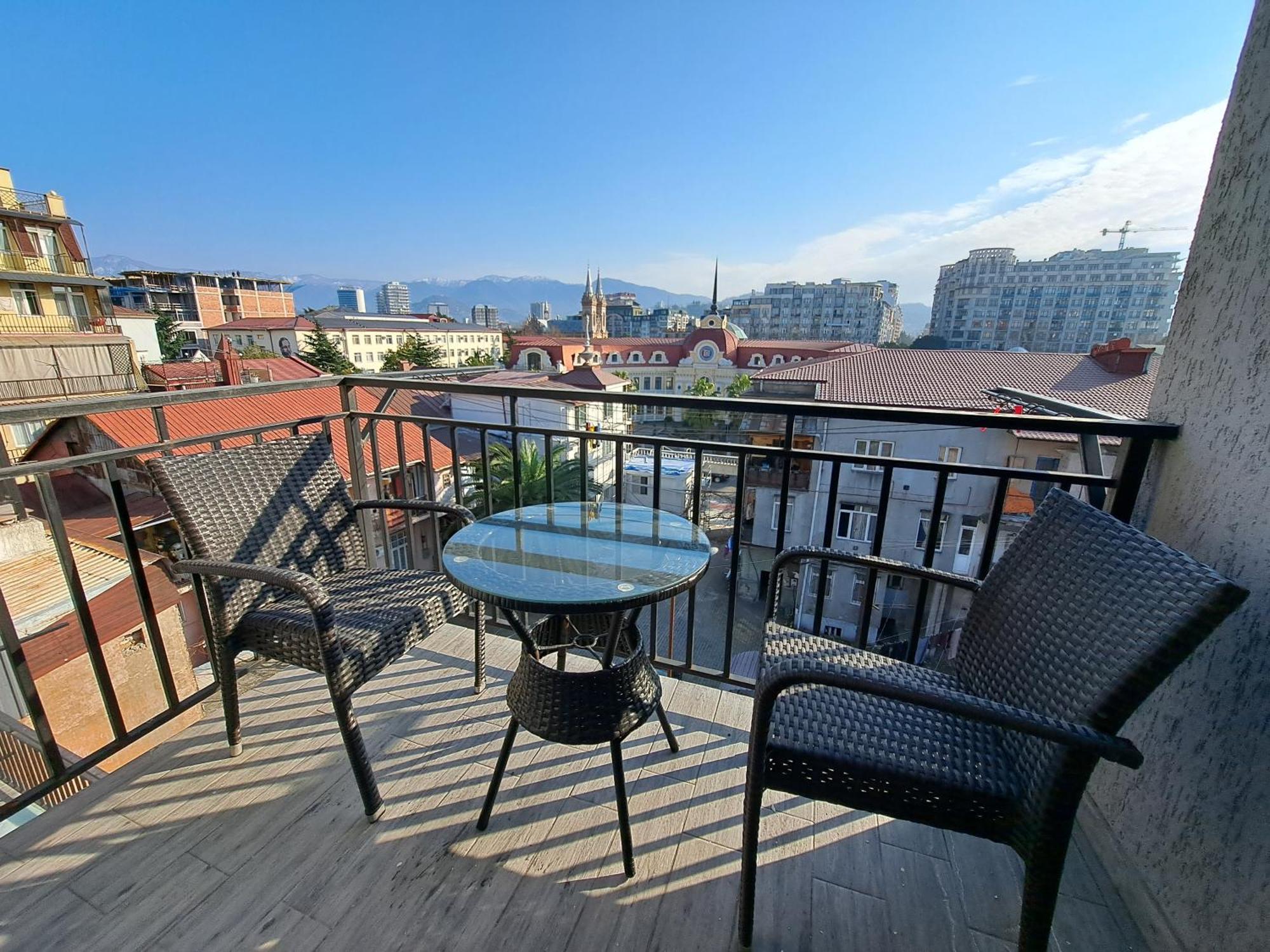 Karvi Hostel & Suites Батуми Экстерьер фото